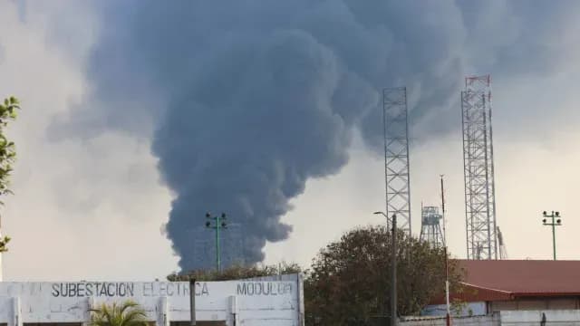 Columna de humo tras incendio en la refinería Olmeca. Foto: Semar