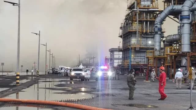 Operativo en refinería Olmeca de Tabasco tras incendio. Foto: Semar