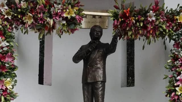 Homenaje a José José con seguidores que acudieron a su estatua. Foto: Cuartoscuro