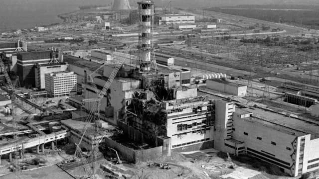 Vista aérea de la explosión de la planta nuclear de Chernóbil, en mayo de 1986. Foto: Reuters | Archivo