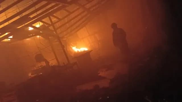 Bomberos realizan labores de remoción para controlar incendio.