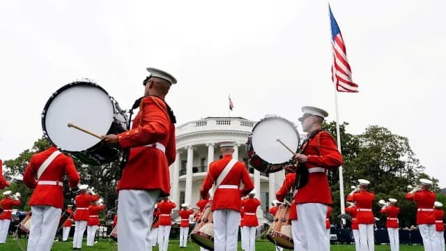 Banda de marinos de Estados Unidos reciben con música a los reyes Carlos y Camila en la Casa Blanca. Foto: Reuters
