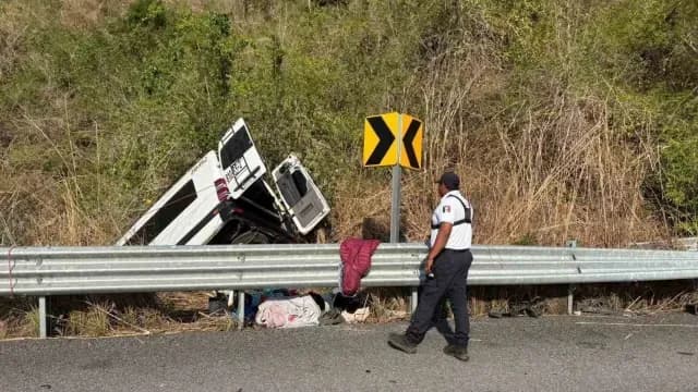 Cuerpos de emergencia acudieron al auxilio del chofer y pasajeros. Foto: X @rioaxaca