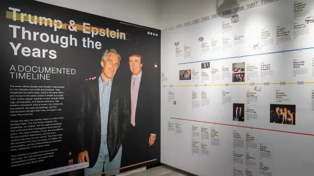 Exposición en biblioteca temporal con archivos de Jeffrey Epstein