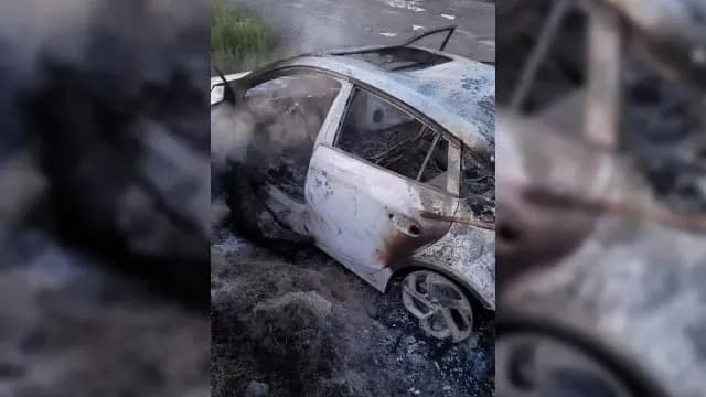 El vehículo y la persona al interior se consumieron por el fuego. Foto: Policía de Amozoc