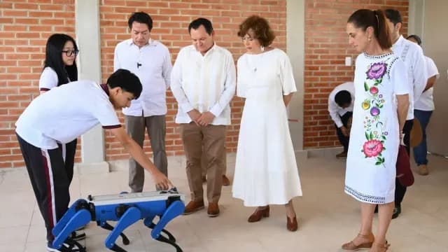 Sheinbaum viendo avances en robótica de jóvenes de bachillerato.