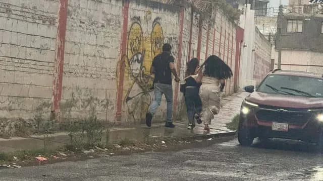 Jóvenes huyen tras accidente de motociclista en Texmelucan. Foto: Facebook Quejas y sugerencias Texmelucan