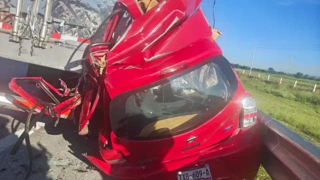 Tres personas viajaban en el vehículo que terminó reducido por el impacto. Foto: Capufe