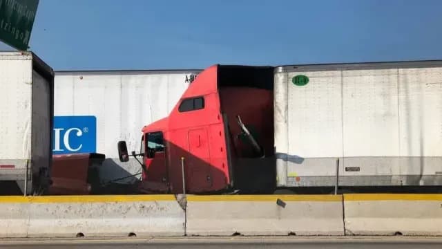 Laboran en retiro de dos tráileres siniestrados en la Puebla-Veracruz.Foto: N+