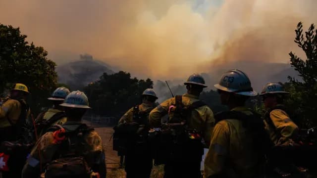 Bomberos combaten el incendio Sandy en California. Foto: AP