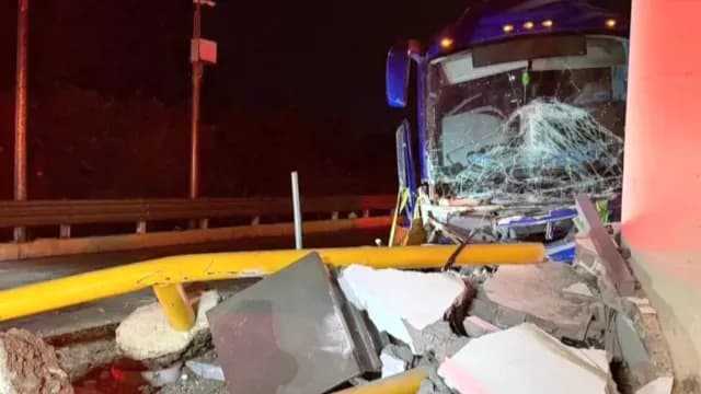 Autobús Turístico de la Ciudad De México Choca en Altamira