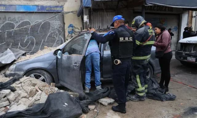 Daños en auto por desplome de barda. Foto: Gobierno CDMX