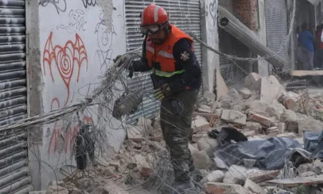 Retiro de material peligroso tras desplome de barda. Foto: Gobierno CDMX