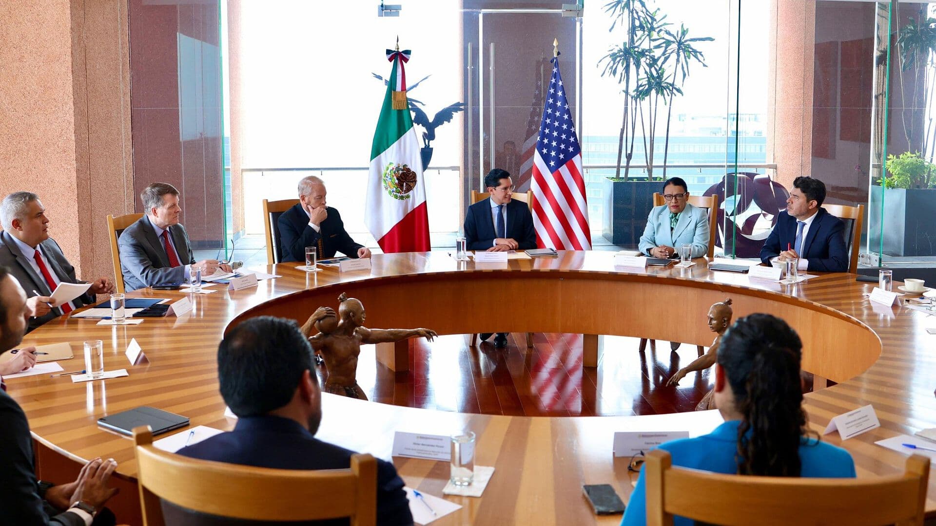 Se Reúnen Secretarios Roberto Velasco y Rosa Icela Rodríguez con Embajador Ronald Johnson