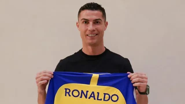 Cristiano Ronaldo luciendo la camiseta de su nuevo equipo