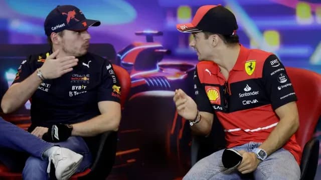 Charles Leclerc de Ferrari y Max Verstappen de Red Bull durante una conferencia de prensa. Foto: Reuters