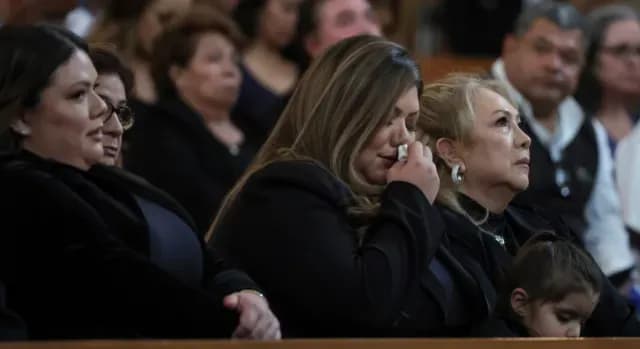 La esposa de Fernando Valenzuela, Linda, recordó con lágrimas a su famoso esposo. Foto AP