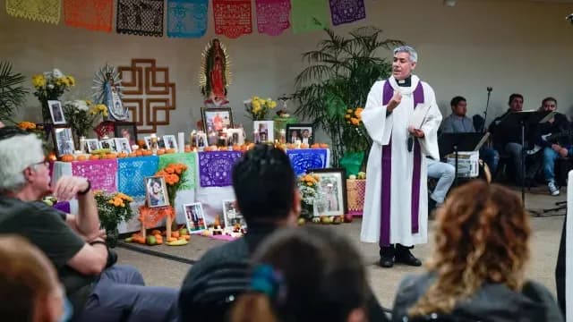 El sacerdote Fabián Arias fue el encargado de oficiar la misa en memoria de los repartidores de comida muertos en NY