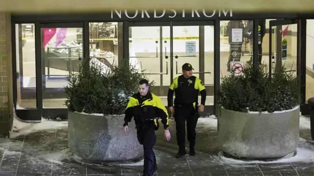 Elementos policiacos atienden tiroteo en centro comercial