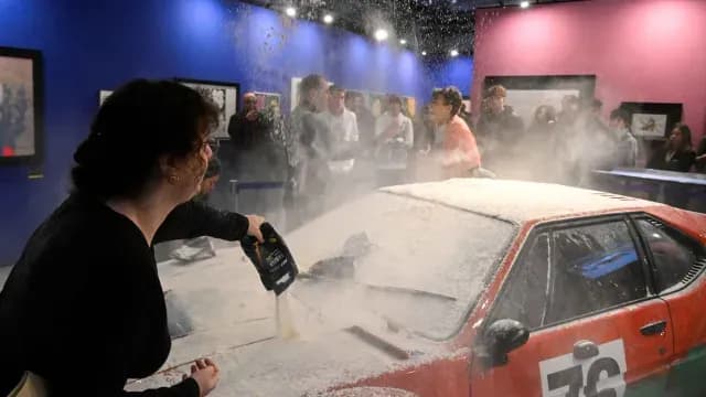 Alrededor de cuatro activistas cubrieron con harina el carro customizado por Andy Warhol