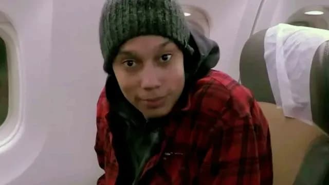 Brittney Griner a bordo de un avión antes de su partida a EUA. Foto: AP