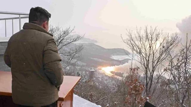 Kim Jong Un observando el ensayo de un motor de combustible sólido en la base de lanzamiento satelital Sohae