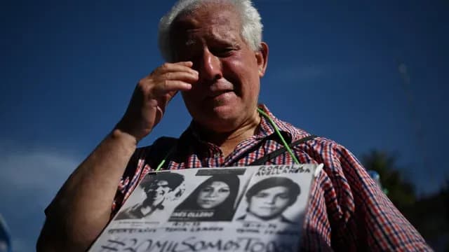 Un hombre llora en la Plaza de Mayo por Hebe de Bonafini. Foto: AFP