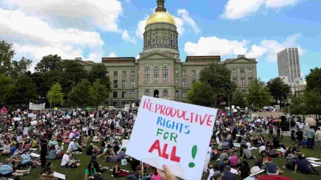 Protestas en Atlanta, EUA, por revocación del fallo sobre el derecho al aborto