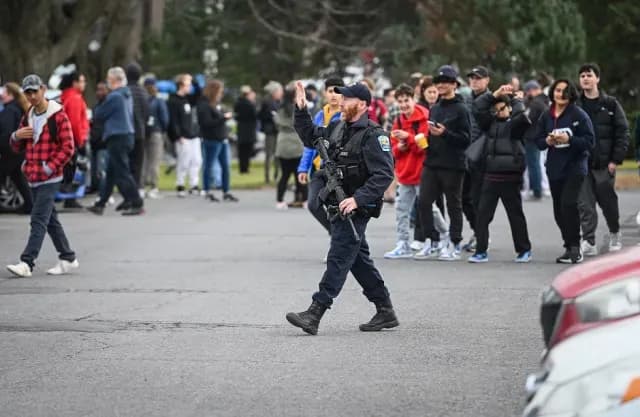 Policias en el colegio Saint-Jean-sur-Richelieu