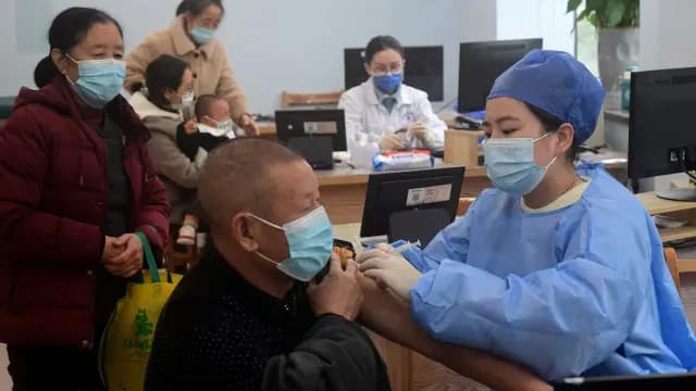 Trabajador sanitario administra dosis de vacuna contra el COVID. Foto: Reuters | Archivo