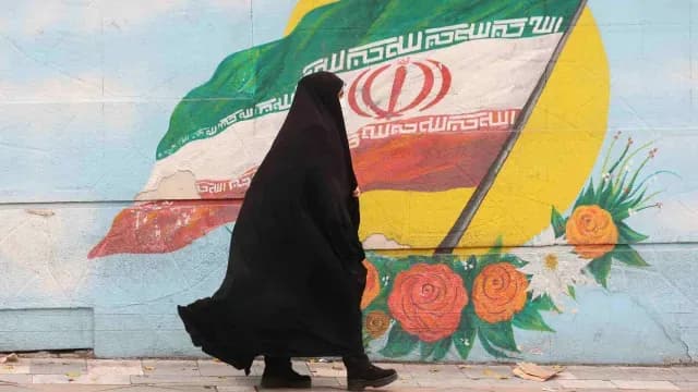 Una mujer camina en una calle de Terán, en Irán.