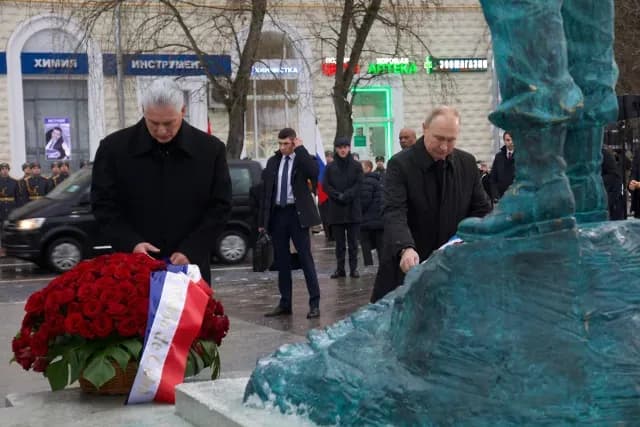 Putin y Diaz-Canel en estatua de Fidel Castro en Moscú
