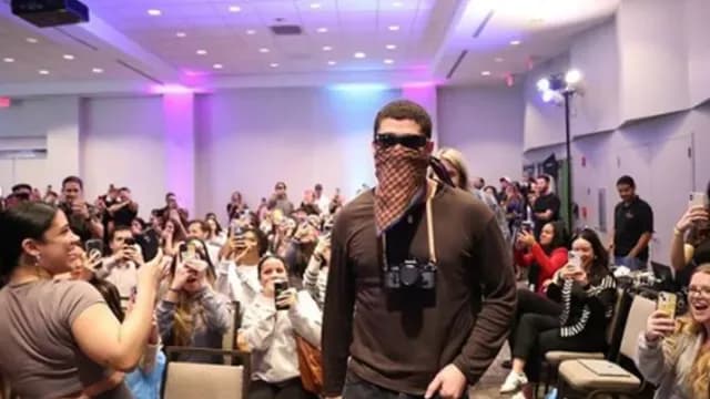 Bad Bunny llega a escuela de Miami