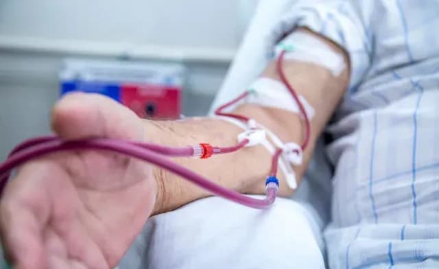 Persona se realiza una transfusión de sangre