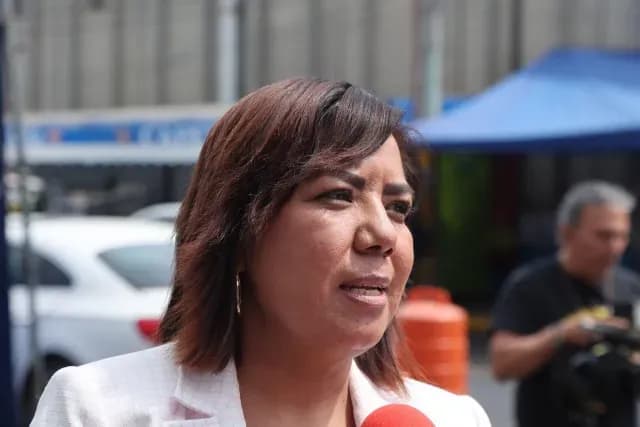 Samara Ávila afuera de un juzgado en pasado marzo del 2024