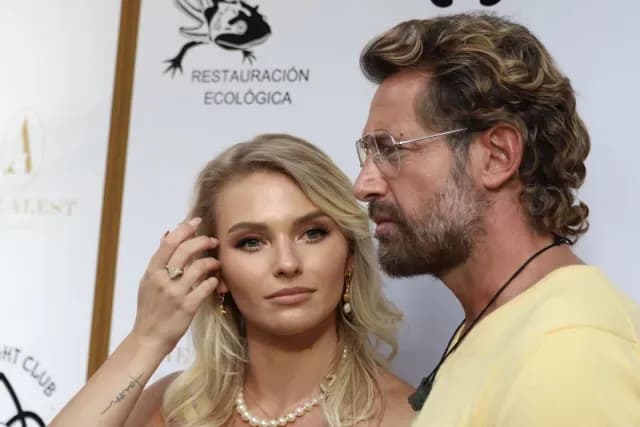Irina Baeva y Gabriel Soto en una alfombra roja