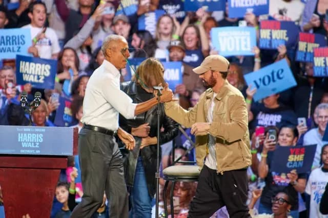 Barack Obama y Eminem en un evento de campaña