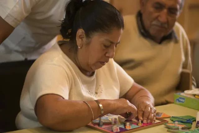 Mujer mexicana con Alzheimer durante una terapia lúdica