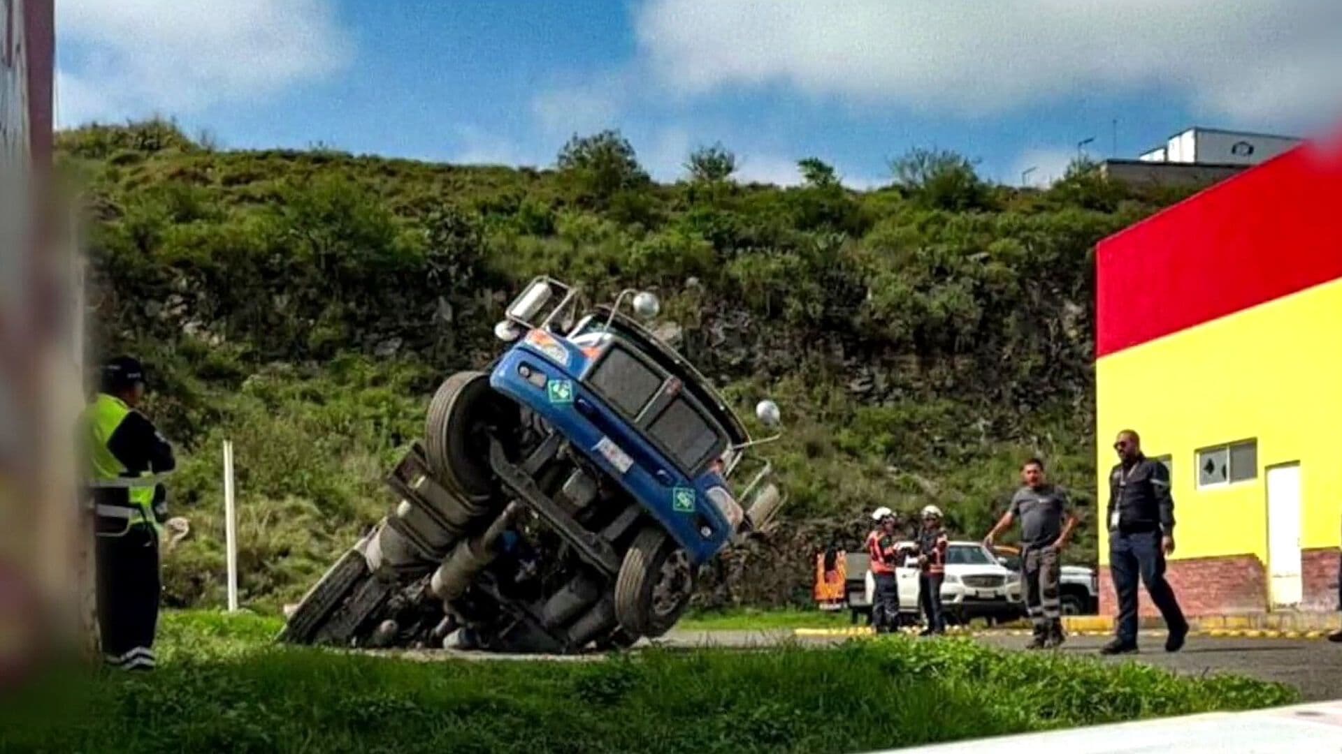 Pipa con Nitrógeno Cae a Fosa Séptica en El Marqués, Querétaro