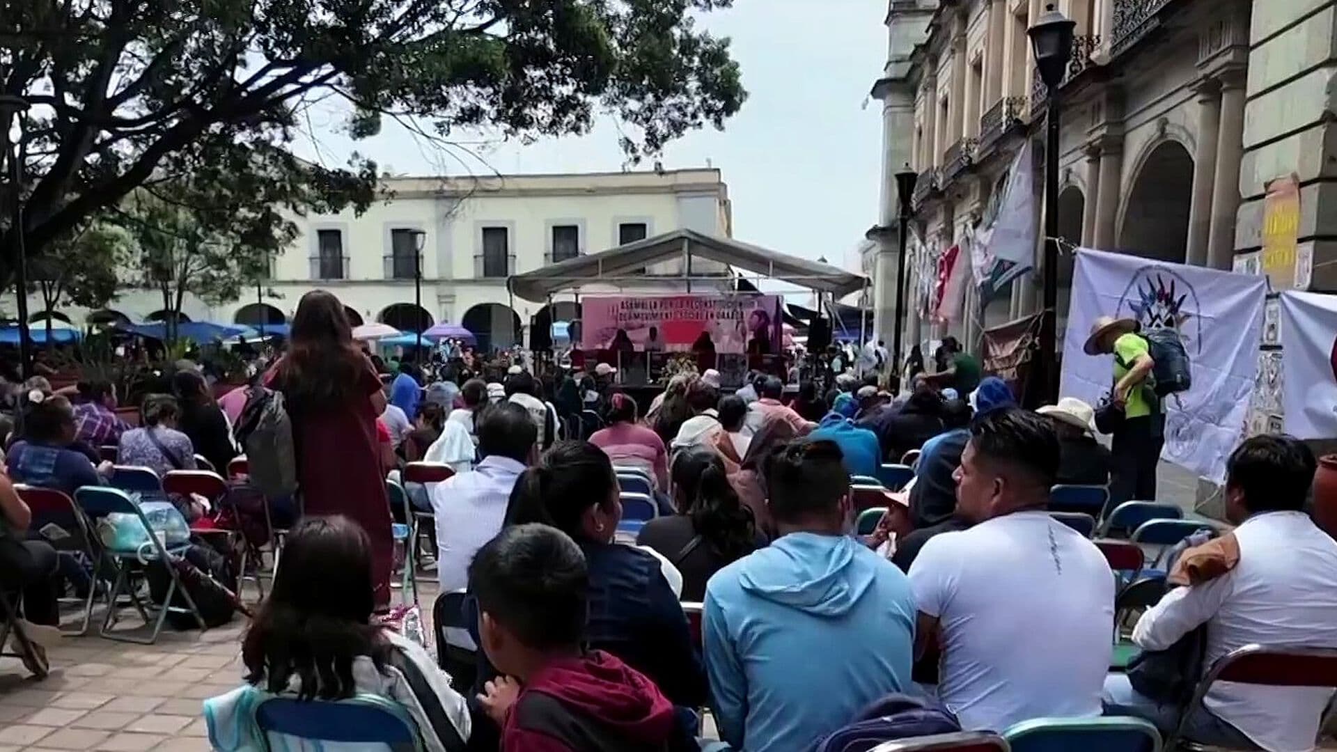 CNTE Levanta Plantones en México y Miles de Estudiantes Regresan a Clases