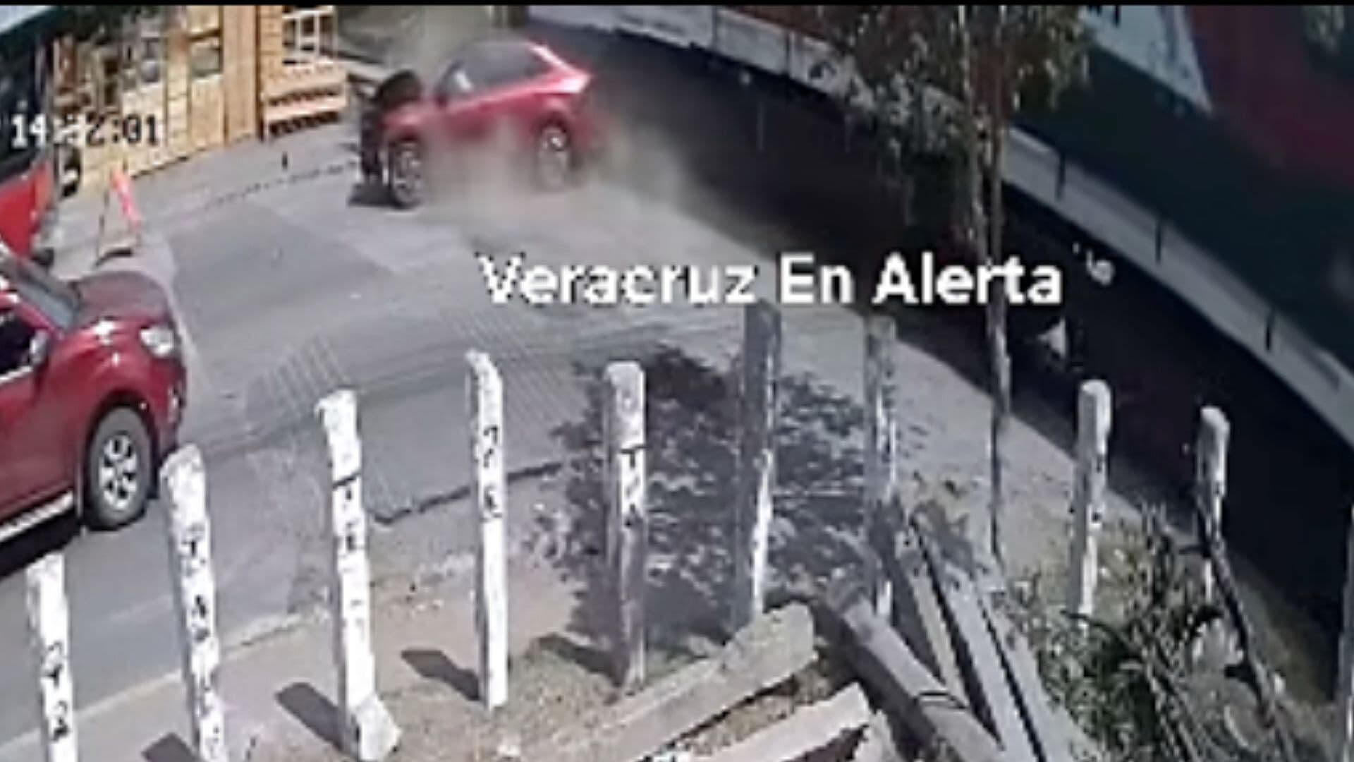 Locomotora Arrolla a Automóvil al Intentar Ganar el Paso en Veracruz