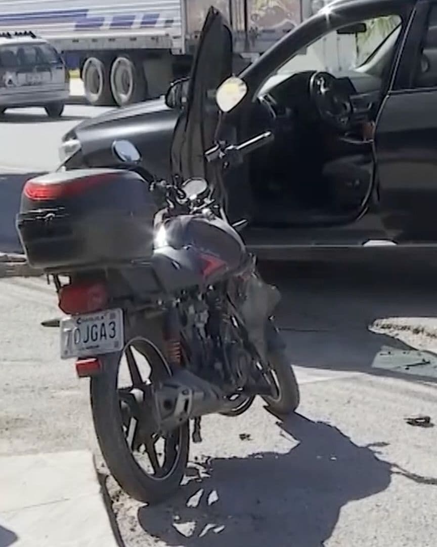 Camioneta Atropella a Motociclista al Ignorar Semáforo en Torreón