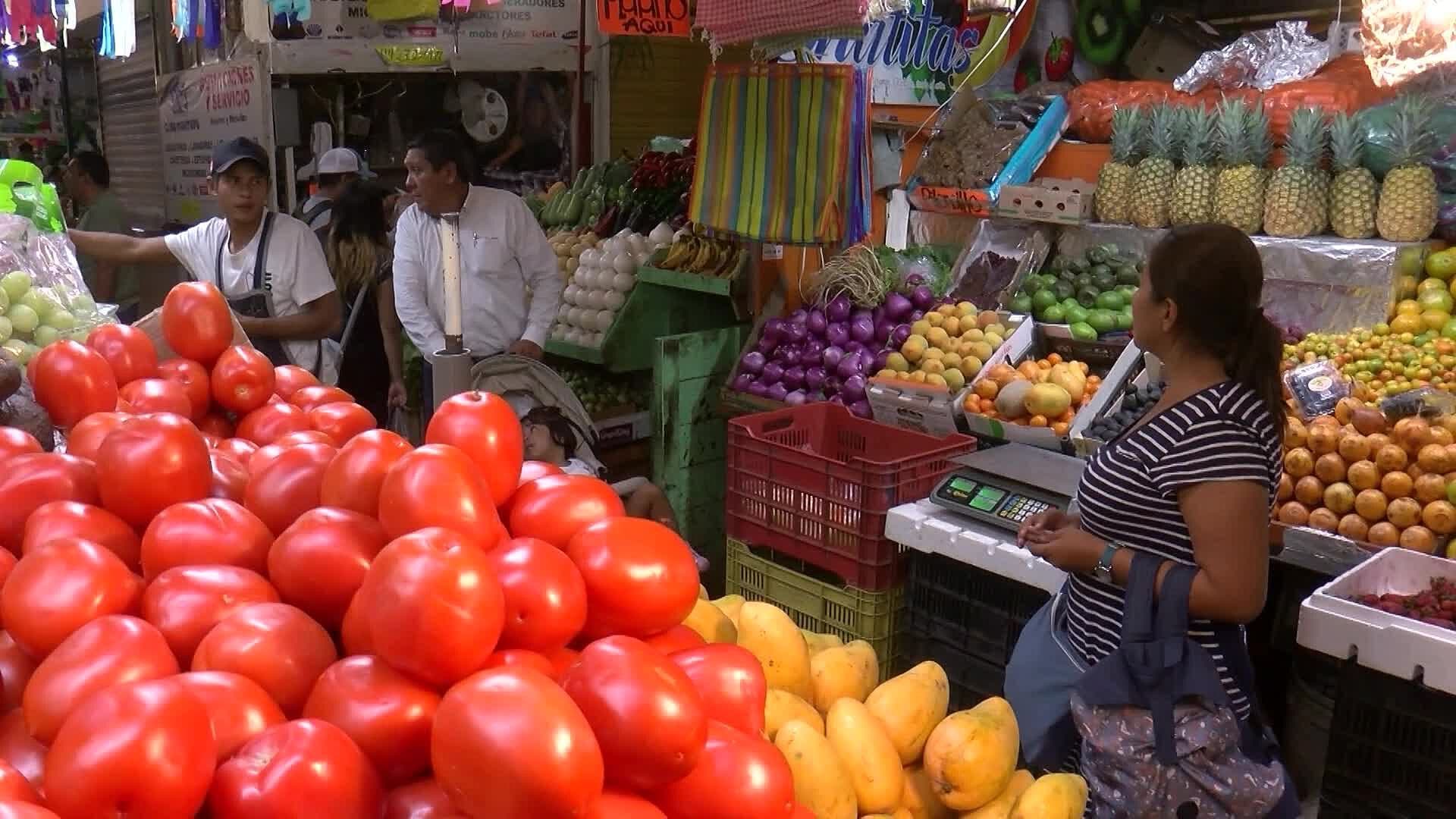Jitomate Alcanza Hasta 50 Pesos por Kilo en Mercados de Querétaro