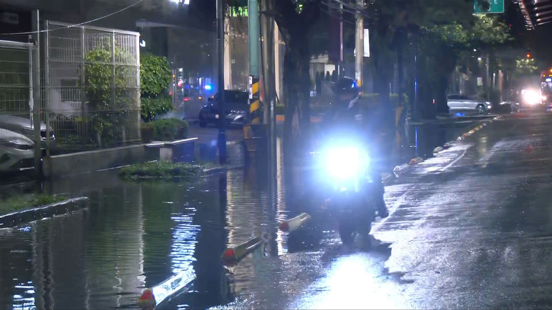 Inundación Obliga a Autos a Invadir Carril del Metrobús en la GAM, CDMX