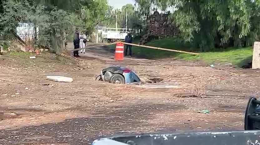 Vehículo Cae en Socavón y Queda Completamente Bajo Tierra en Aguascalientes