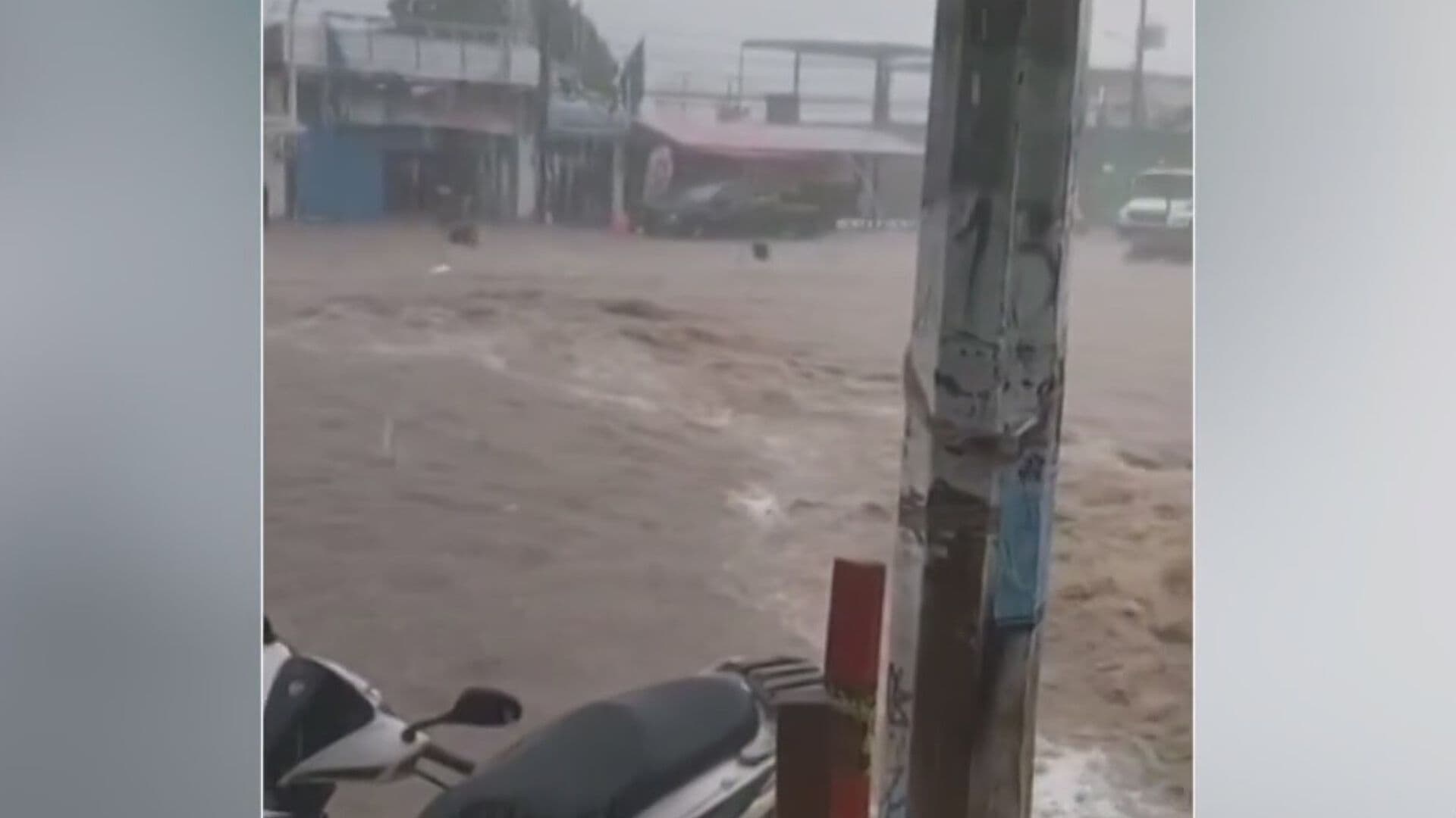 Fuerte Aguacero en Tlaquepaque Deja Severas Inundaciones y Caos Vial en Periférico