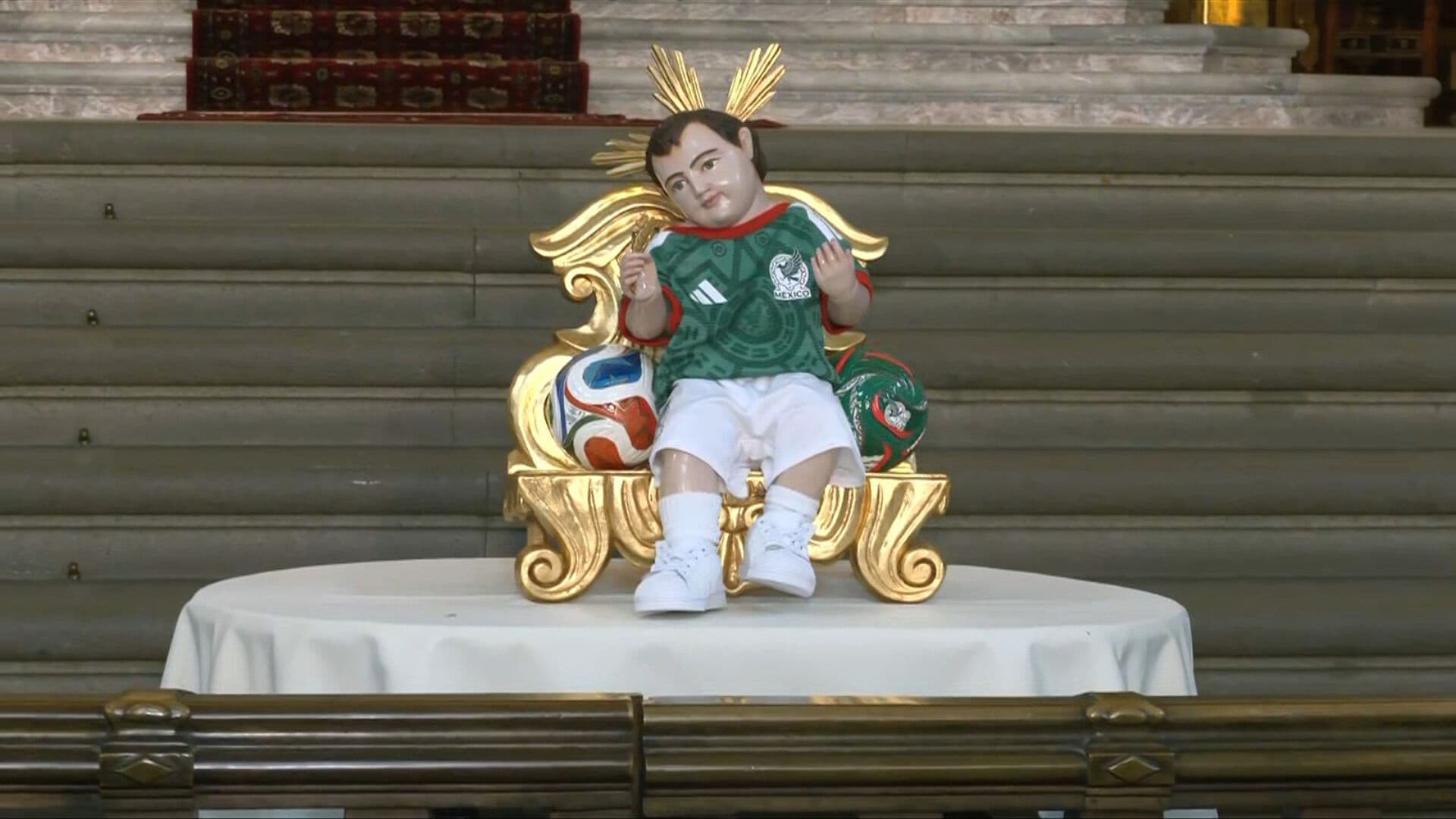 Aficionados Visitan al Niño Futbolista en la Catedral para Pedir el Triunfo de la Selección
