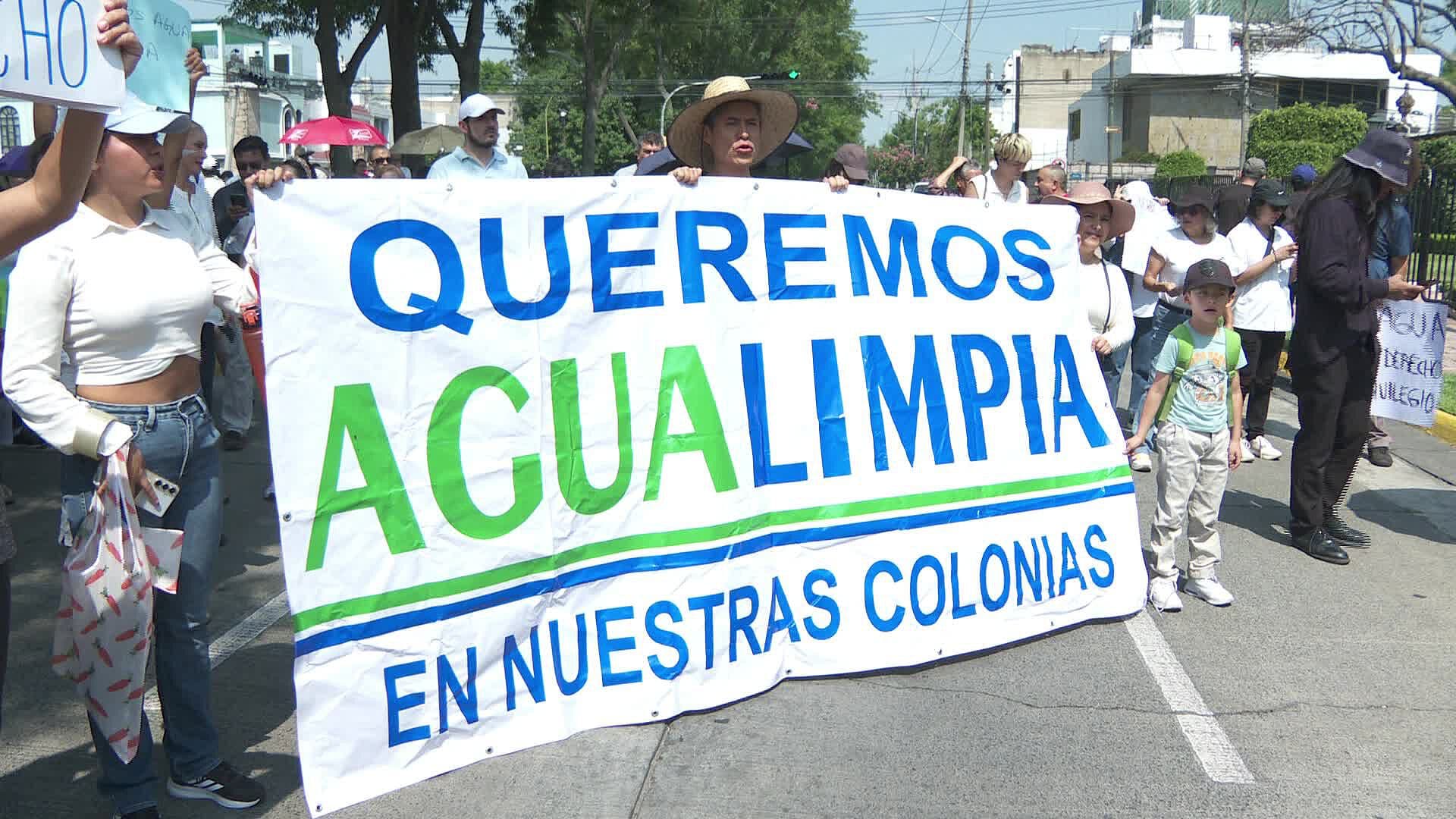 Vecinos Se Manifiestan en Casa Jalisco para Exigir Agua Limpia