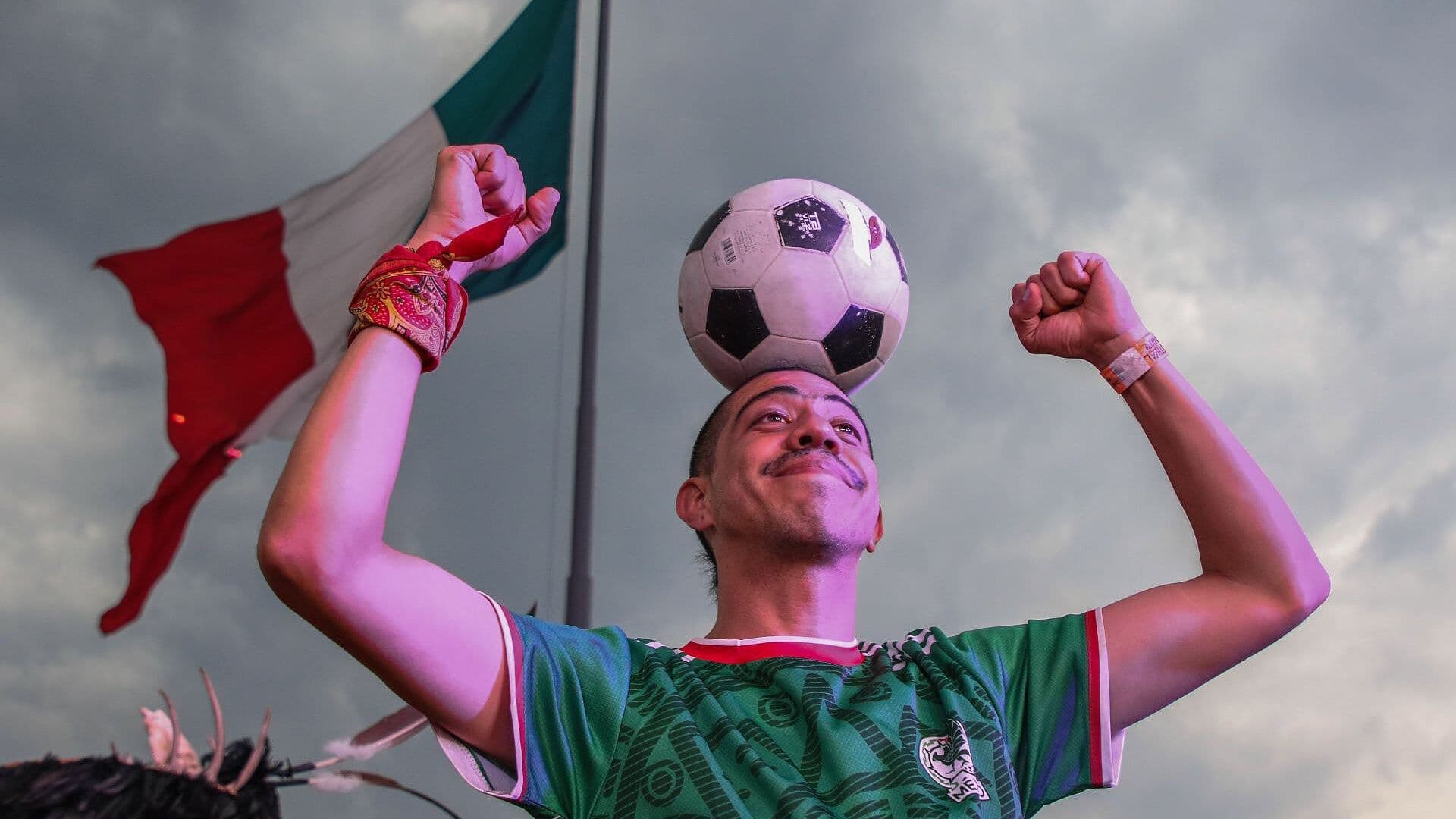 Ambiente de Fiesta en Zócalo, Ángel y Estadio por México vs Inglaterra en CDMX
