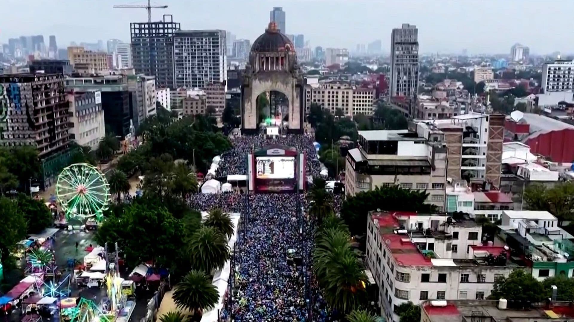 Monumento a la Revolución Alcanza Aforo Máximo; Restringen Accesos